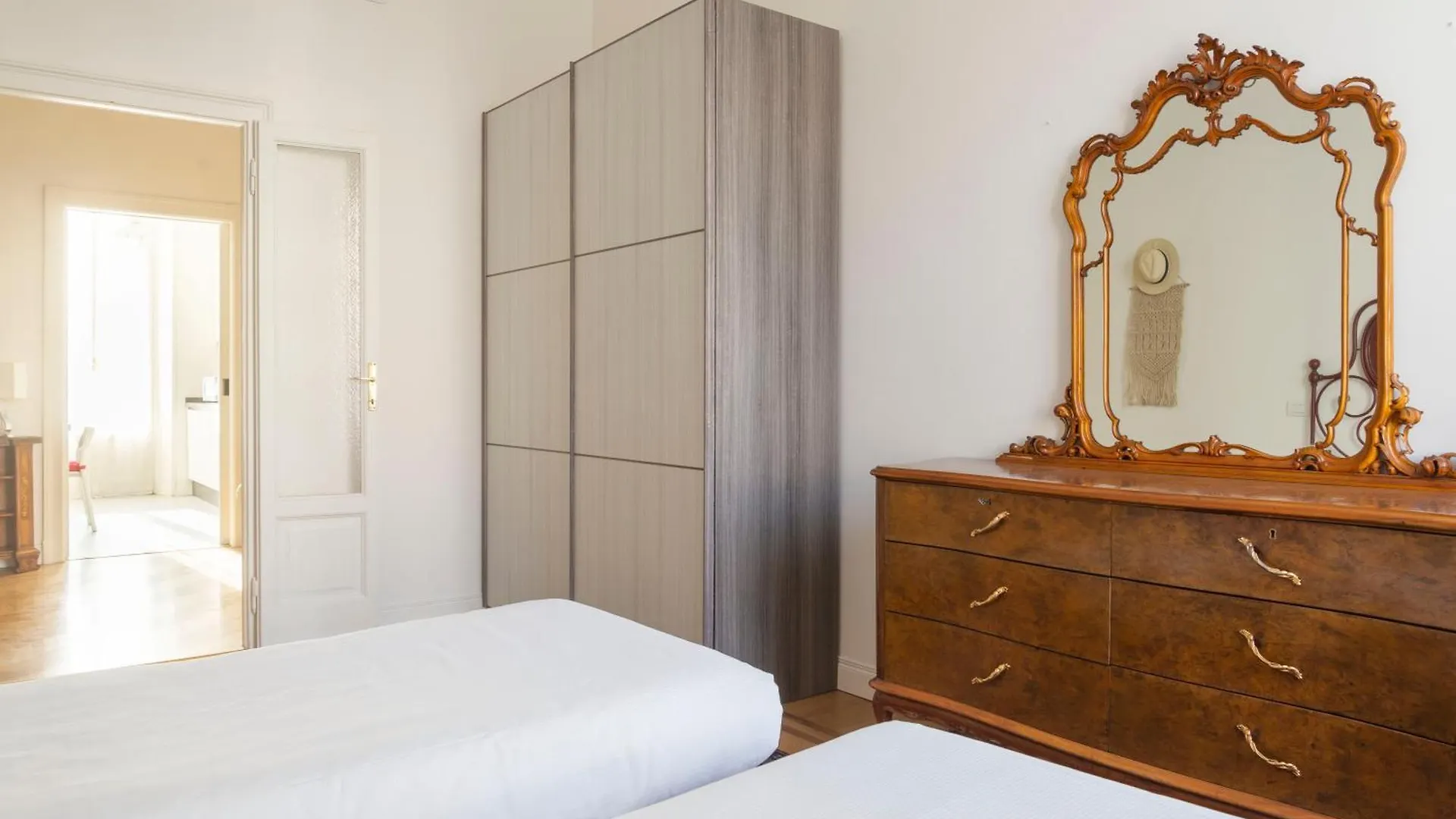 Milano Navigli Harmony Flat, Beautiful & Bright Apartment, 3 Bdr 0*, Milan